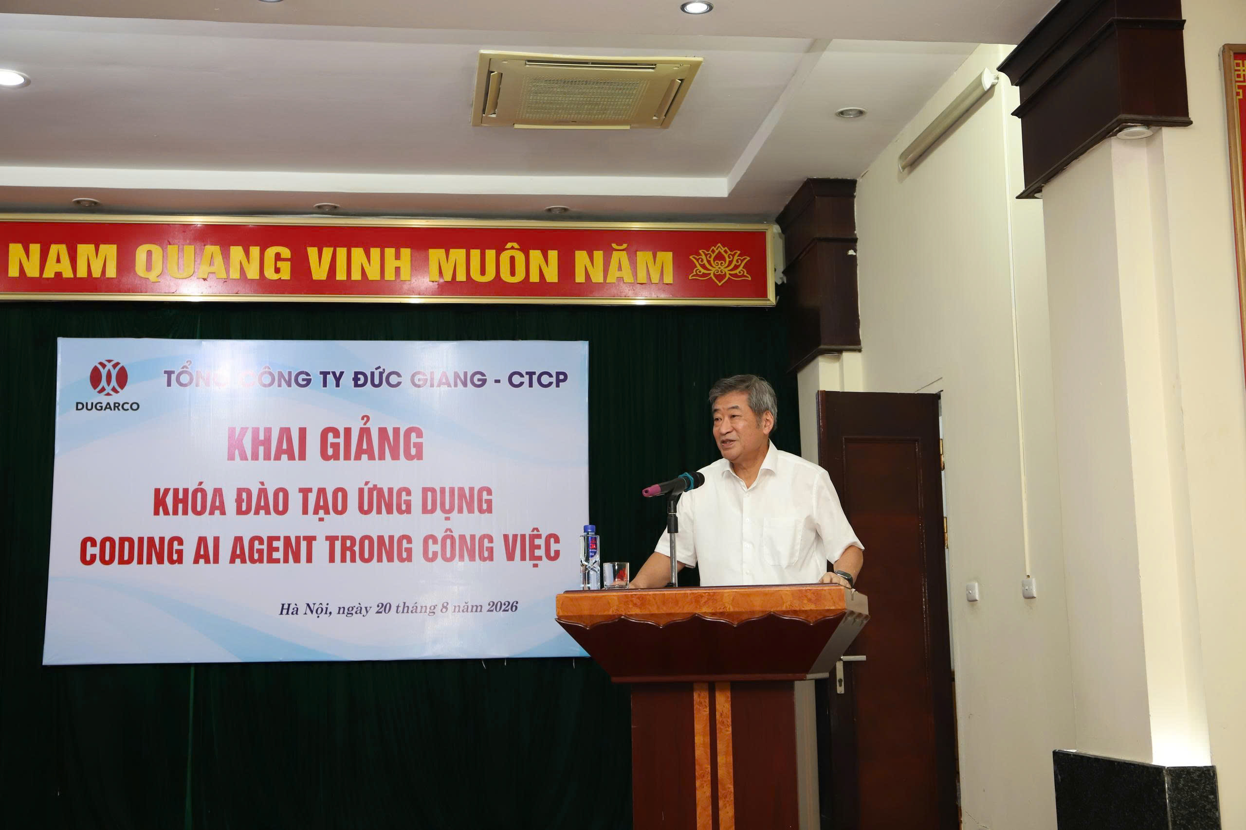 Giảng viên đang chia sẻ tại khóa học doanh nghiệp