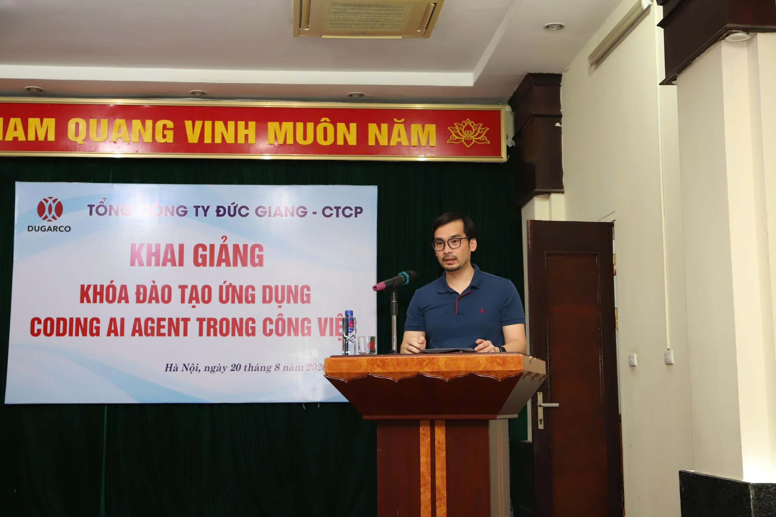 Giảng viên đang trình bày nội dung đào tạo