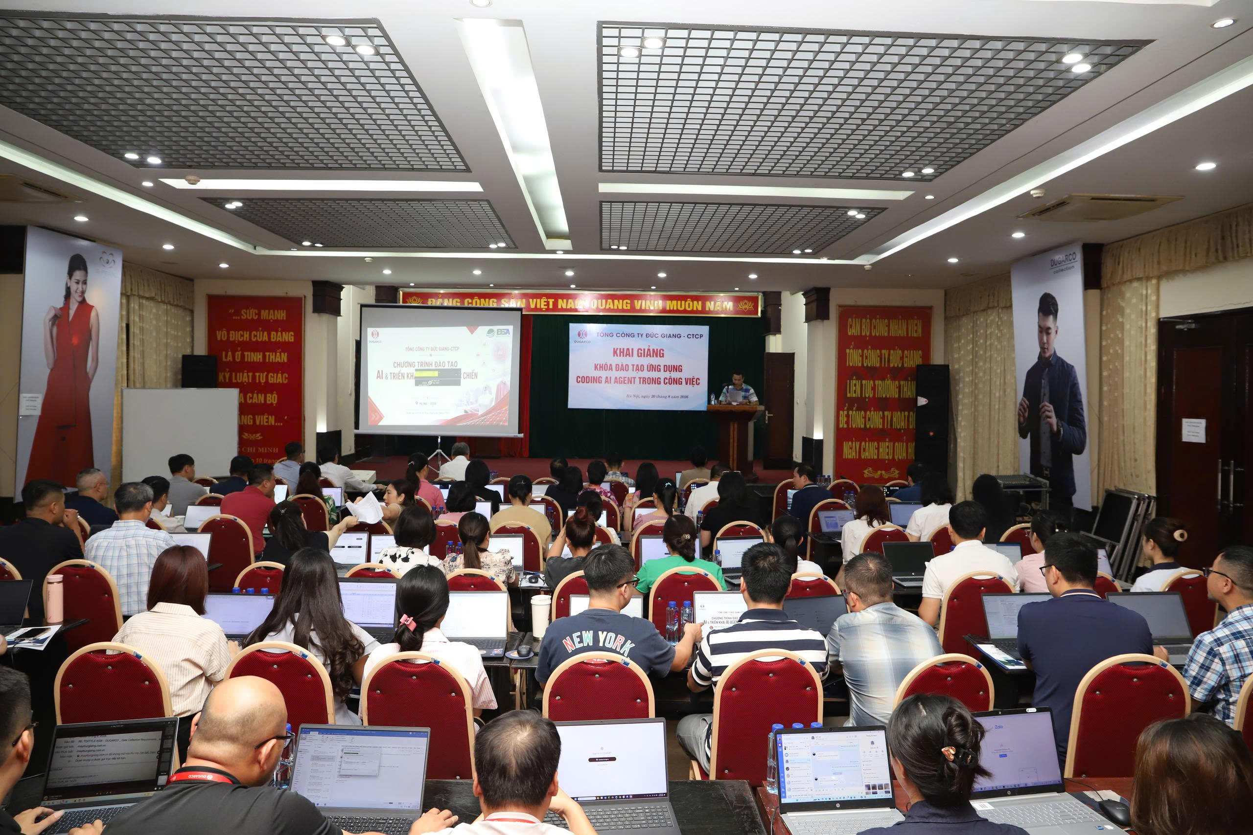 Lớp đào tạo doanh nghiệp với giảng viên châu Á