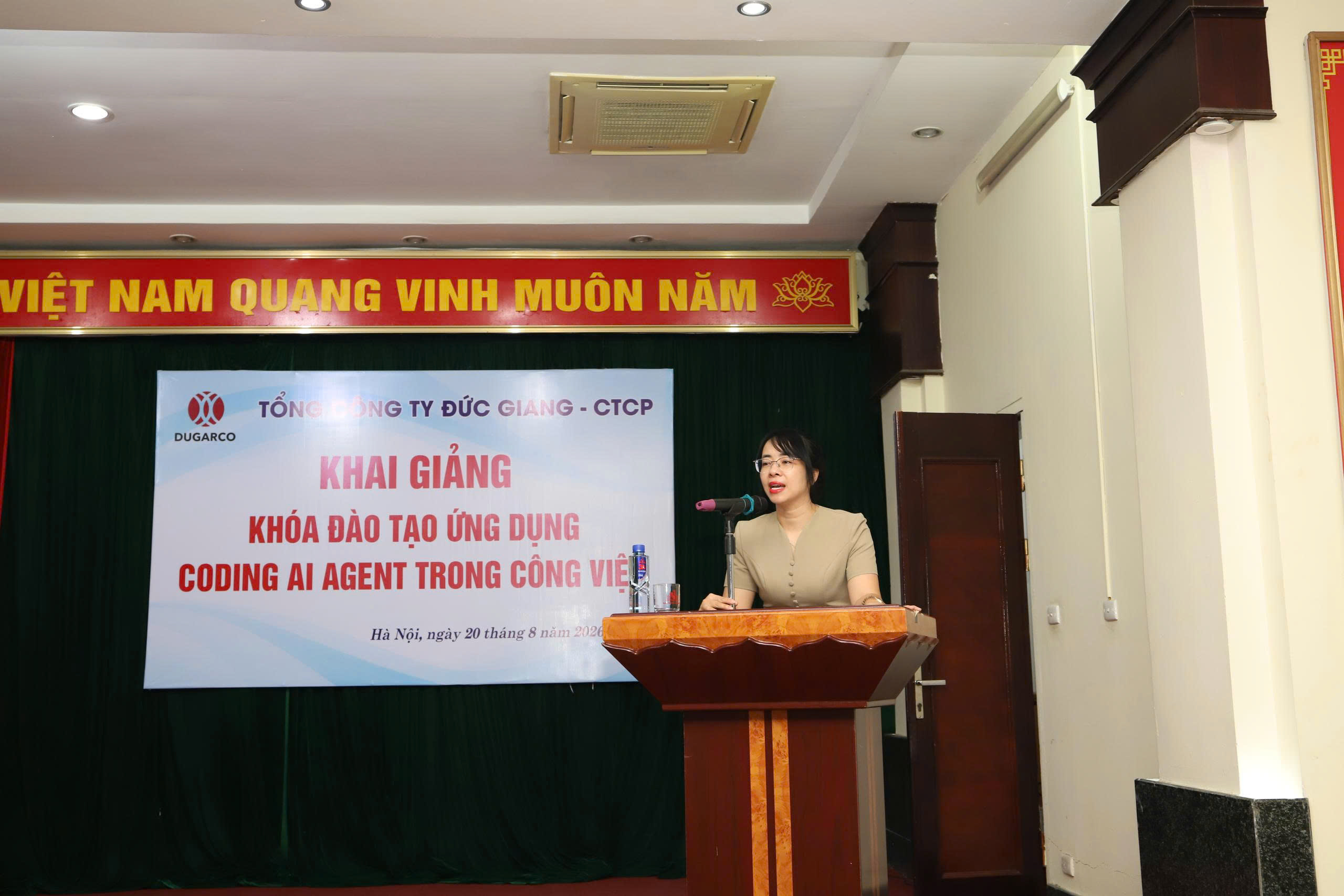 Giảng viên châu Á thuyết trình trước lớp học