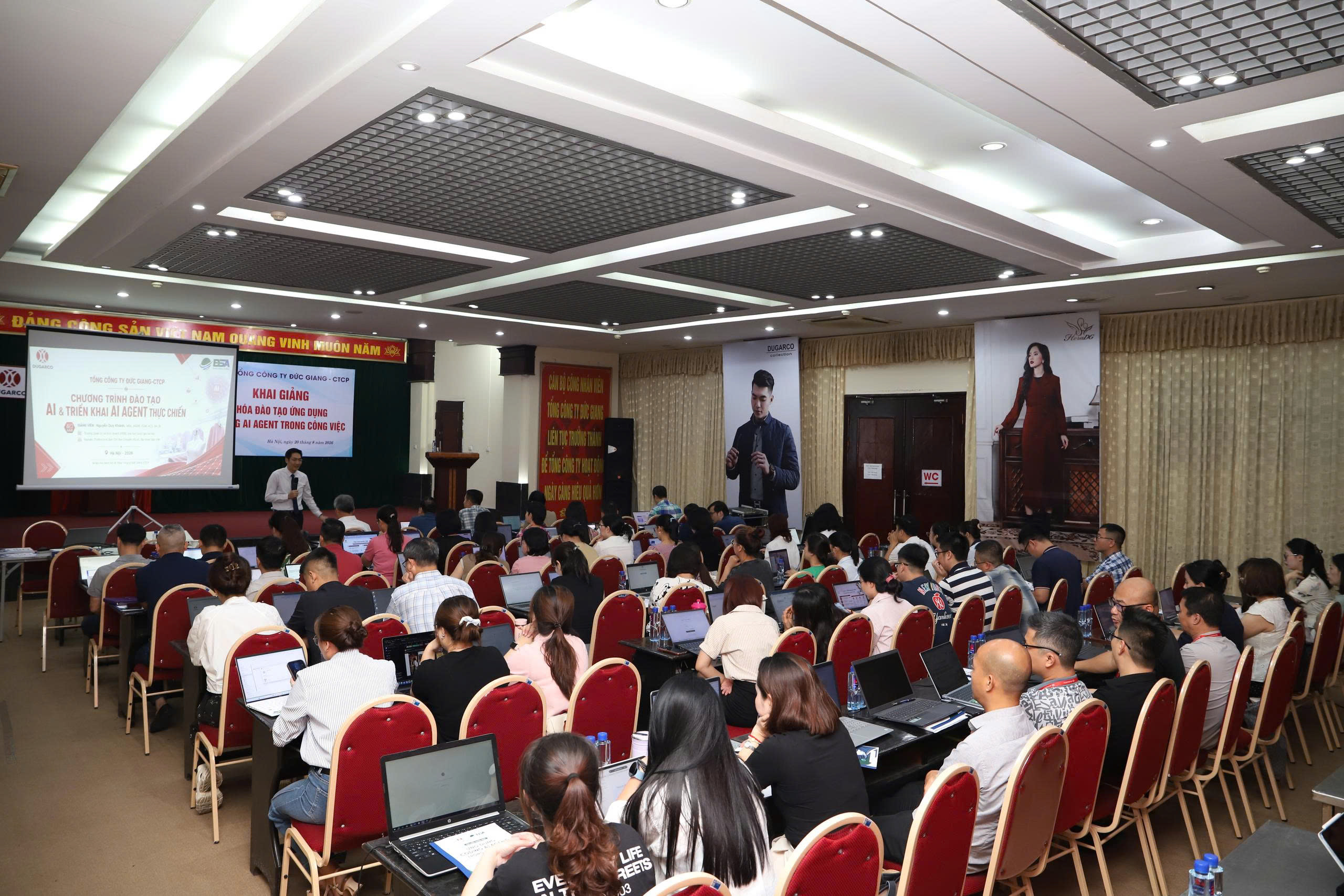 Giảng viên đang hướng dẫn lớp học doanh nghiệp