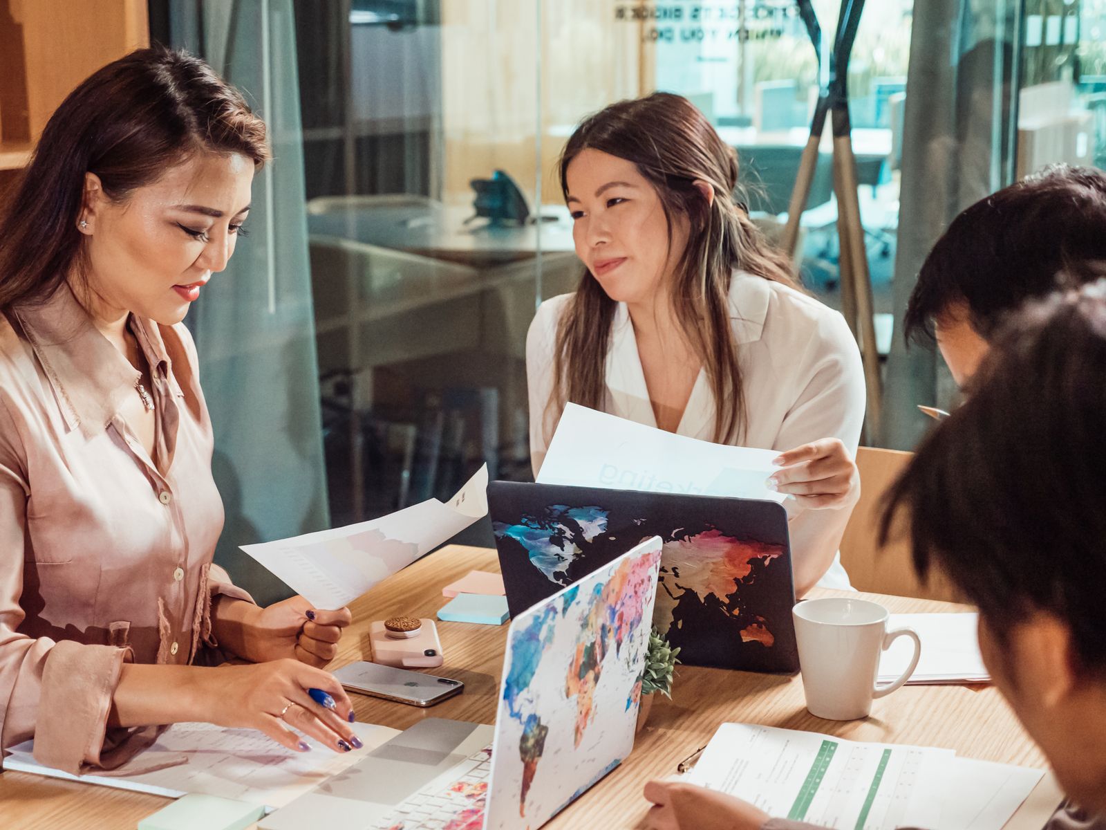 Ảnh stock minh họa trao đổi và làm việc tại doanh nghiệp
